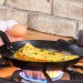 Cuisson omelette dans poele en fer