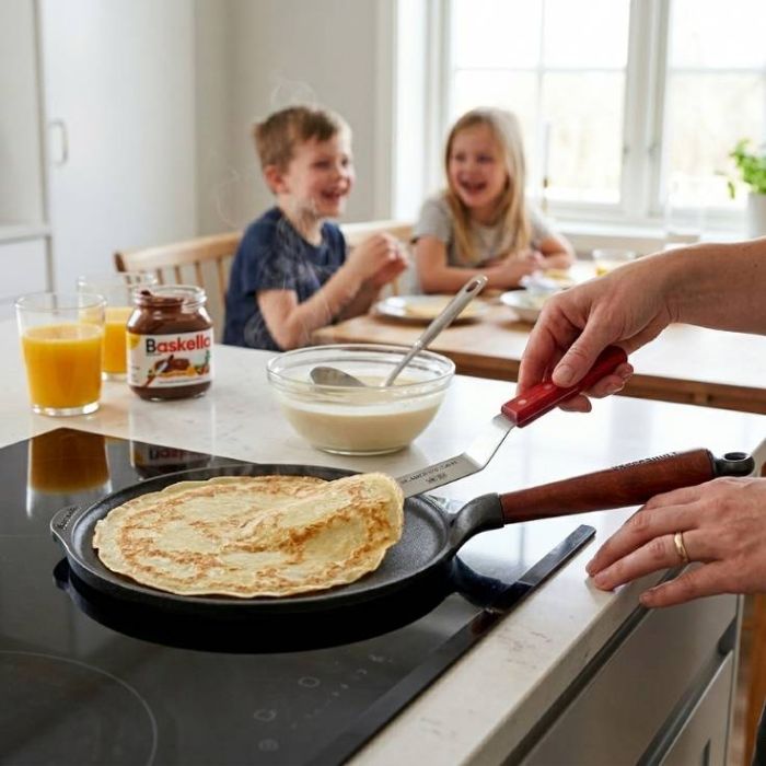 Poêle crêpe en fonte Pg hêtre + Spatule inox coudée