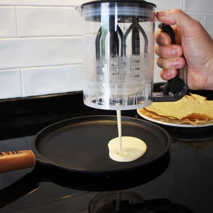 Distributeur et mélangeur de pâte à crêpes