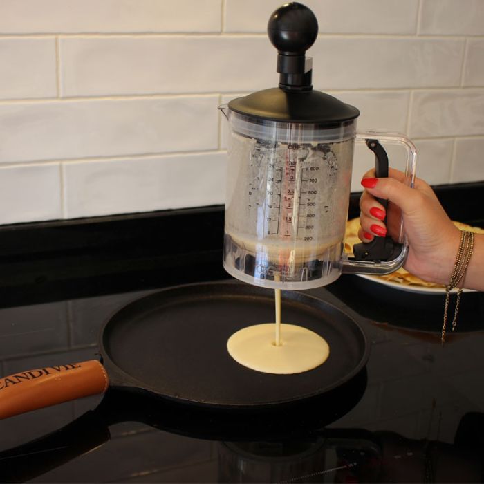 Distributeur et mélangeur de pâte à crêpes