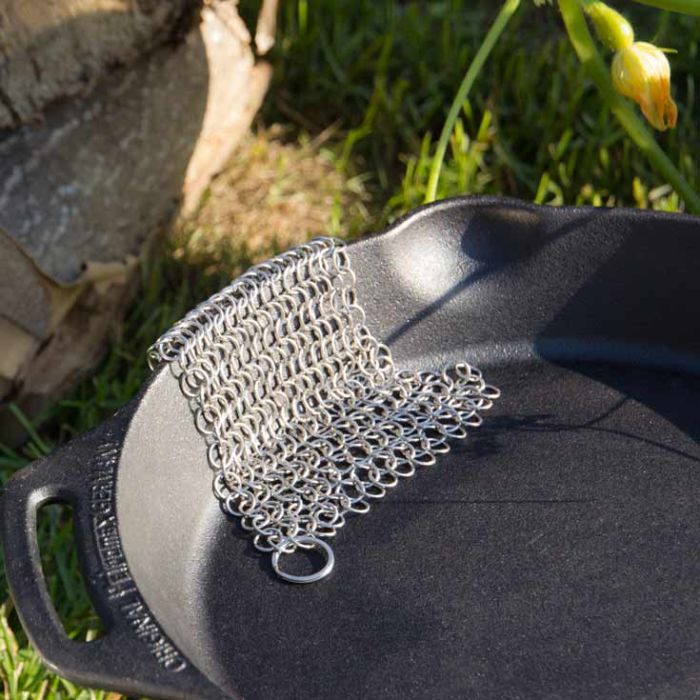 Brosse de nettoyage et cotte de maille