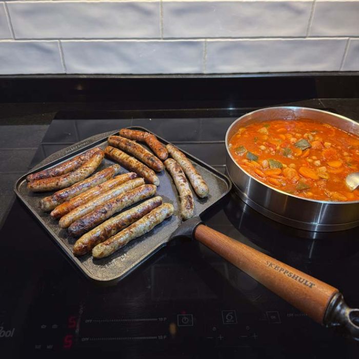 Poêle crêpe en fonte carrée + Spatule coudée Inox + Cotte de maille