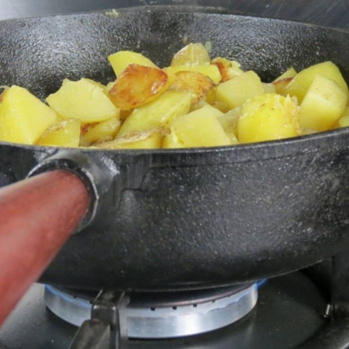 Poele sauteuse fonte Ø 28 cm - Poignée hêtre