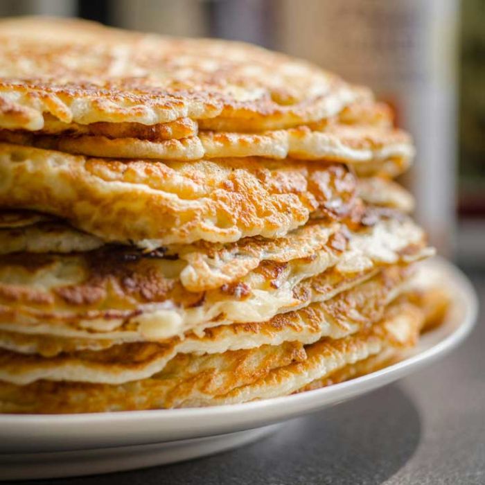 Crepiere poignée hêtre avec râteau à crêpe