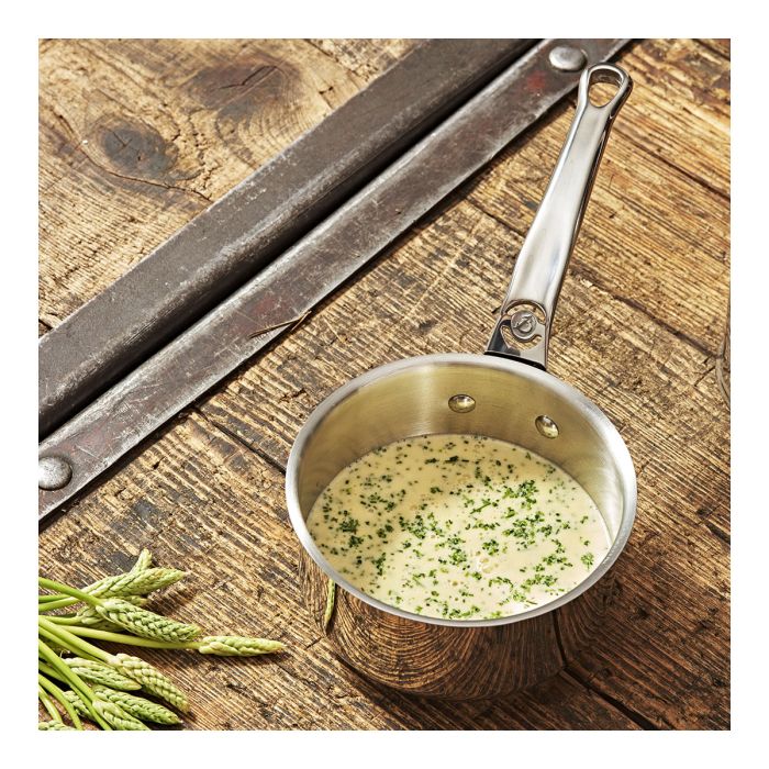 Sauce dans casserole inox de buyer