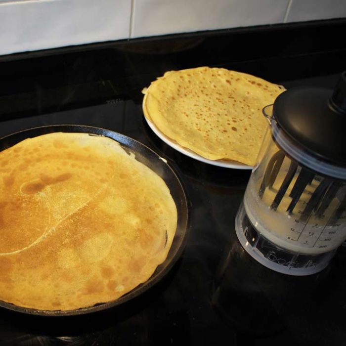Crêpe poêle fonte et batteur bodum
