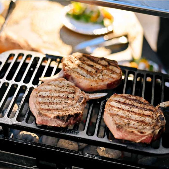 Grillade viande sur grille fonte BBQ Lodge