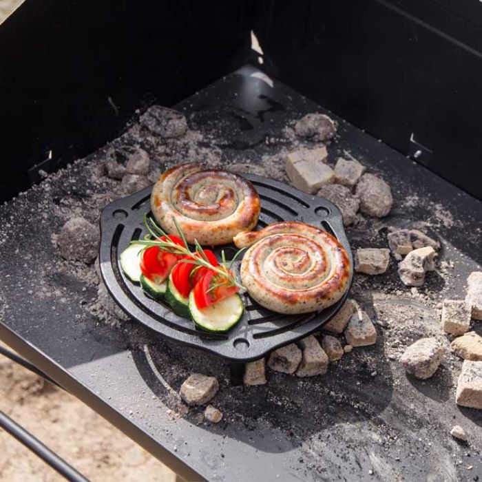 Cuisson barbecue avec plaque ronde en fonte naturelle