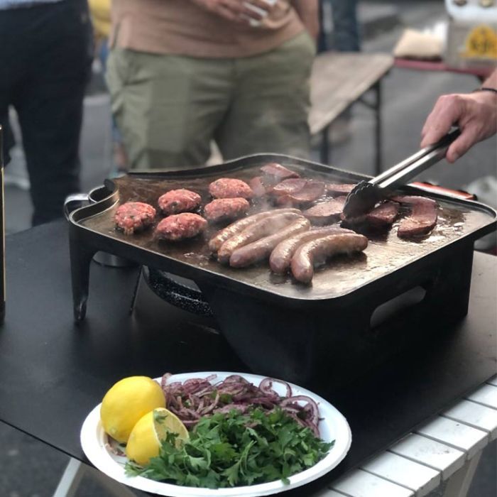 Cuisson sur plaqueout, la nouvelle plancha en fonte sur pieds
