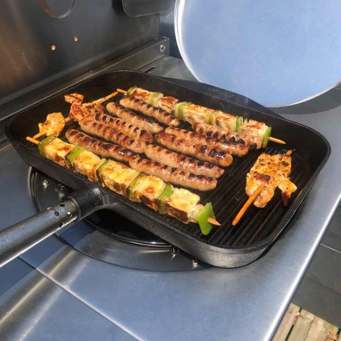 Grillade dans poêle fonte sur flamme