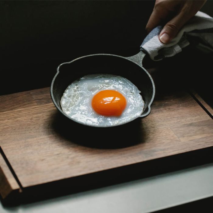 Cuisson oeuf dans poêle en fonte