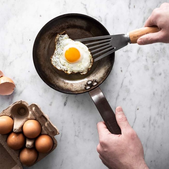 Oeuf dans une poele en fer debuyer
