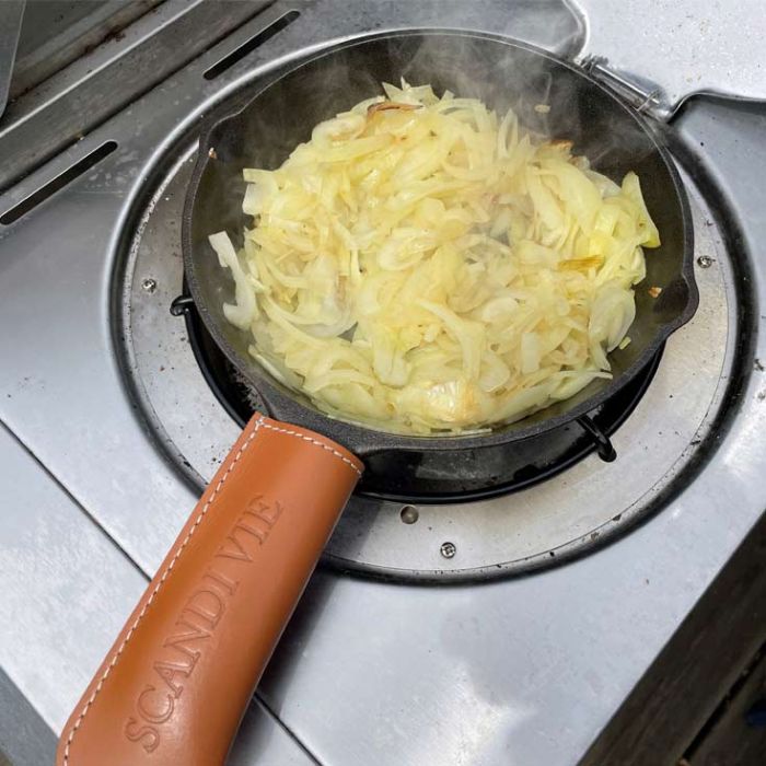 Poêlée d'oignon à la poêle fonte