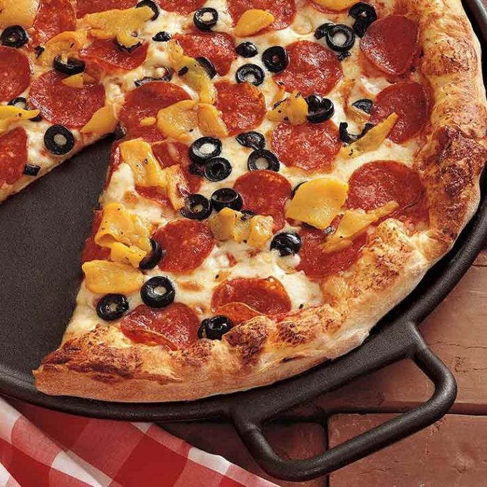 Pizza sur plaque en fonte