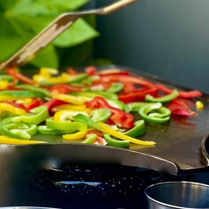 Cuisson plancha légumes sur plaqueout