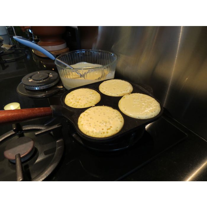 preparation de blinis dans poele 4 moule