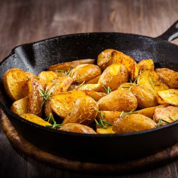 Pommes de terre cuites au four poele fonte