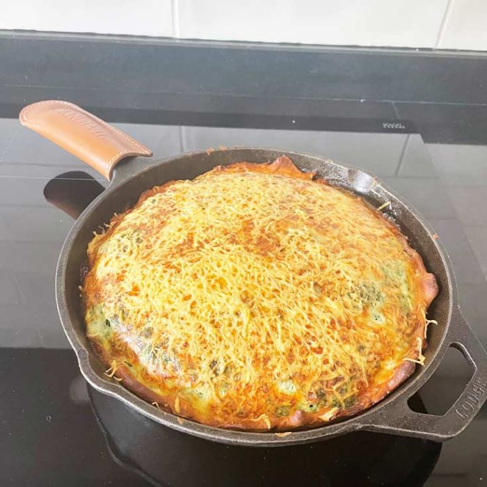 Quiche épinard cuite au four poêle fonte Lodge