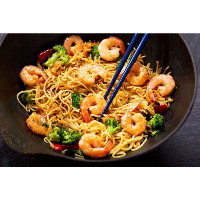 nouilles brocolis crevettes sautees dans wok