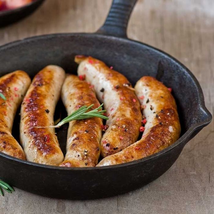 Saucisses cuites dans poêle fonte