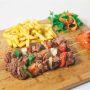 Brochettes de boeuf sur plancha en fonte
