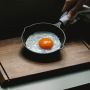 Cuisson oeuf dans poêle en fonte