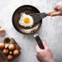 Oeuf dans une poele en fer debuyer