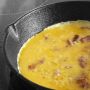 Cuisson omelette dans la poele fonte