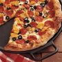 Pizza sur plaque en fonte