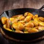 Poêlée de pomme de terre à la poêle en fonte