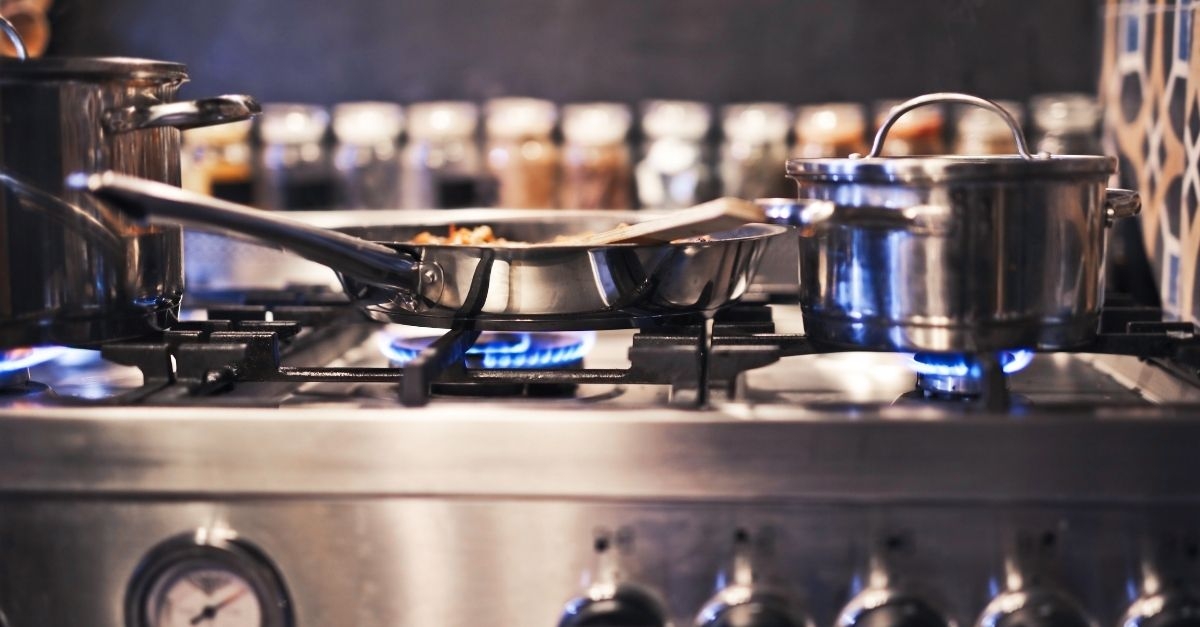 casseroles avec cuisson des aliments dans la cuisine sur cuisinière